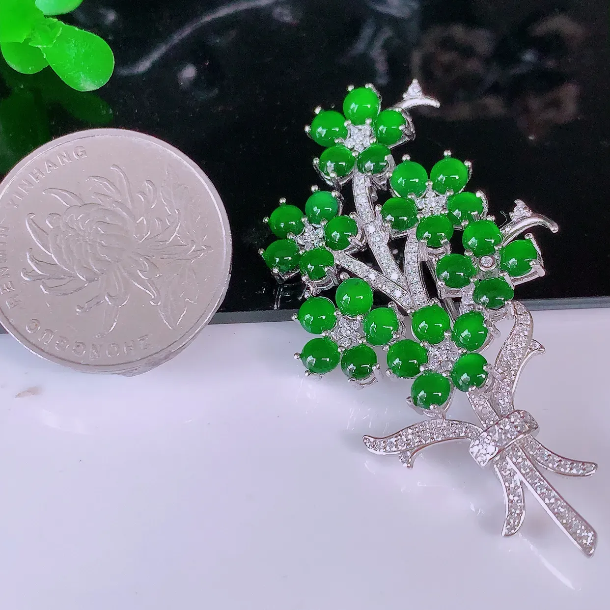冰透满绿翡翠925银镶嵌胸针，自然光实拍，翠色灵动，颜色漂亮，种老水足，品相佳，佩戴佳品！#97.26整体54.5*29*8裸石3.5*3.5