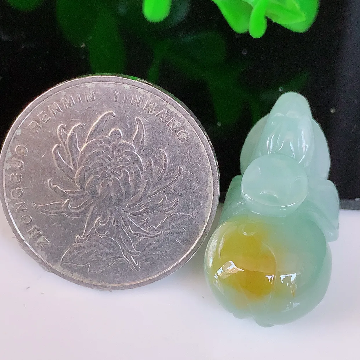 自然光实拍，水润黄翡双彩翡翠生肖马上有钱吊坠，种老水足，雕工精湛 ，寓意美好，佩戴时尚出众！#81.31