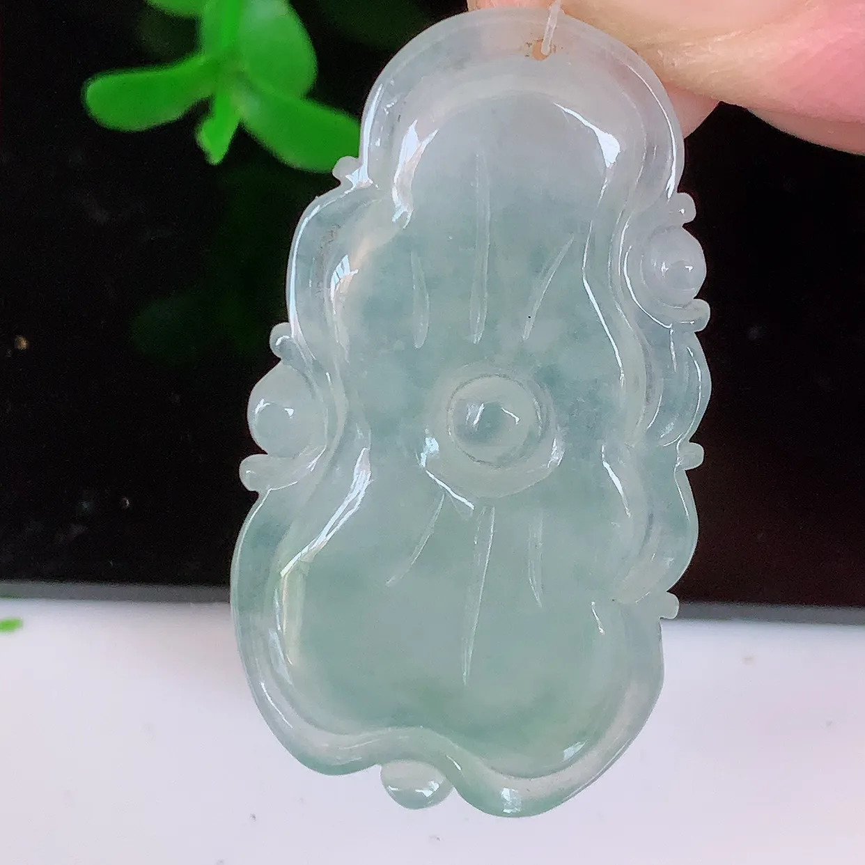 自然光实拍，冰种翡翠和和美美玉坠，财源广进，自然隐逸、荷本是素不着尘之物，有和美之寓意。#
