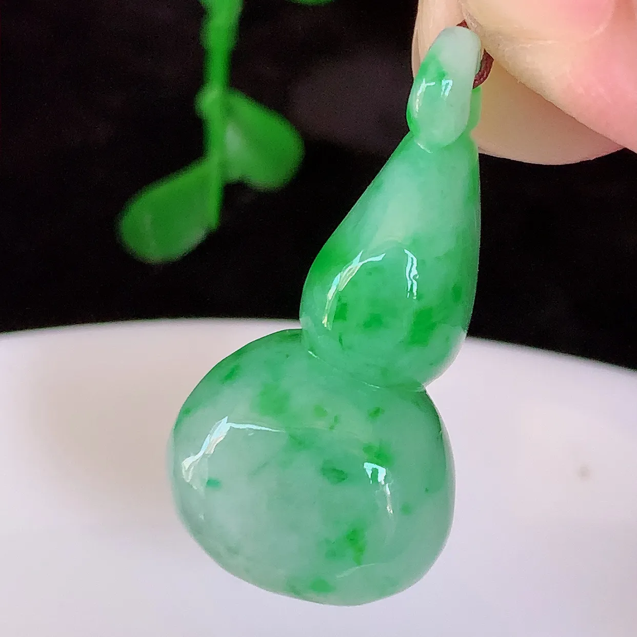 自然光实拍，冰润飘绿翡翠葫芦吊坠，葫芦寓意福禄双全，财源滚滚，饱满，清新脱俗，佩戴效果优雅迷人！#05.31