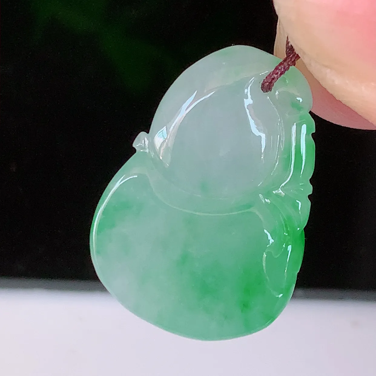 自然光实拍，冰润飘阳绿翡翠葫芦吊坠，葫芦寓意福禄双全，财源滚滚，饱满，清新脱俗，佩戴效果优雅迷人！#57.31