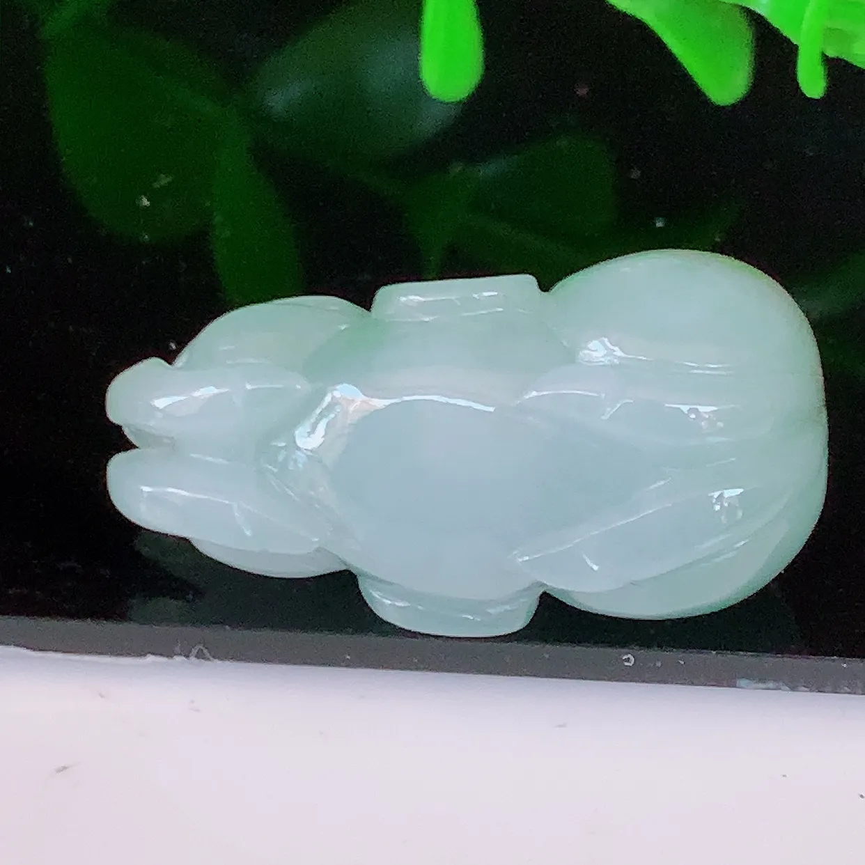 自然光实拍，水润黄翡双彩翡翠生肖马上有钱吊坠，种老水足，雕工精湛 ，寓意美好，佩戴时尚出众！#81.31