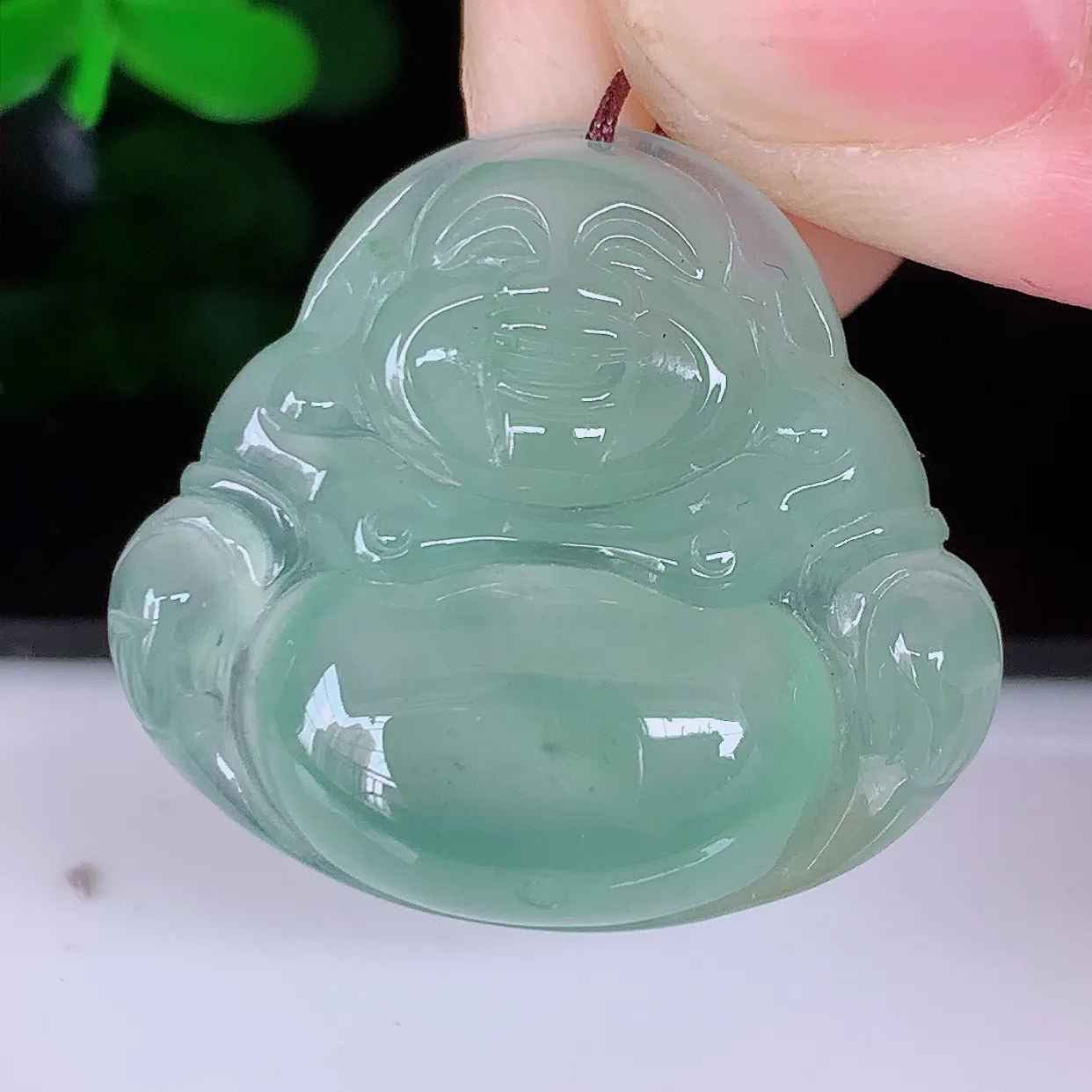 自然光实拍，冰种绿翡翠佛公吊坠，饱满， 佛公亦保平安，寓意有福（佛公）相伴，品相佳，配戴优雅迷人！#46.26