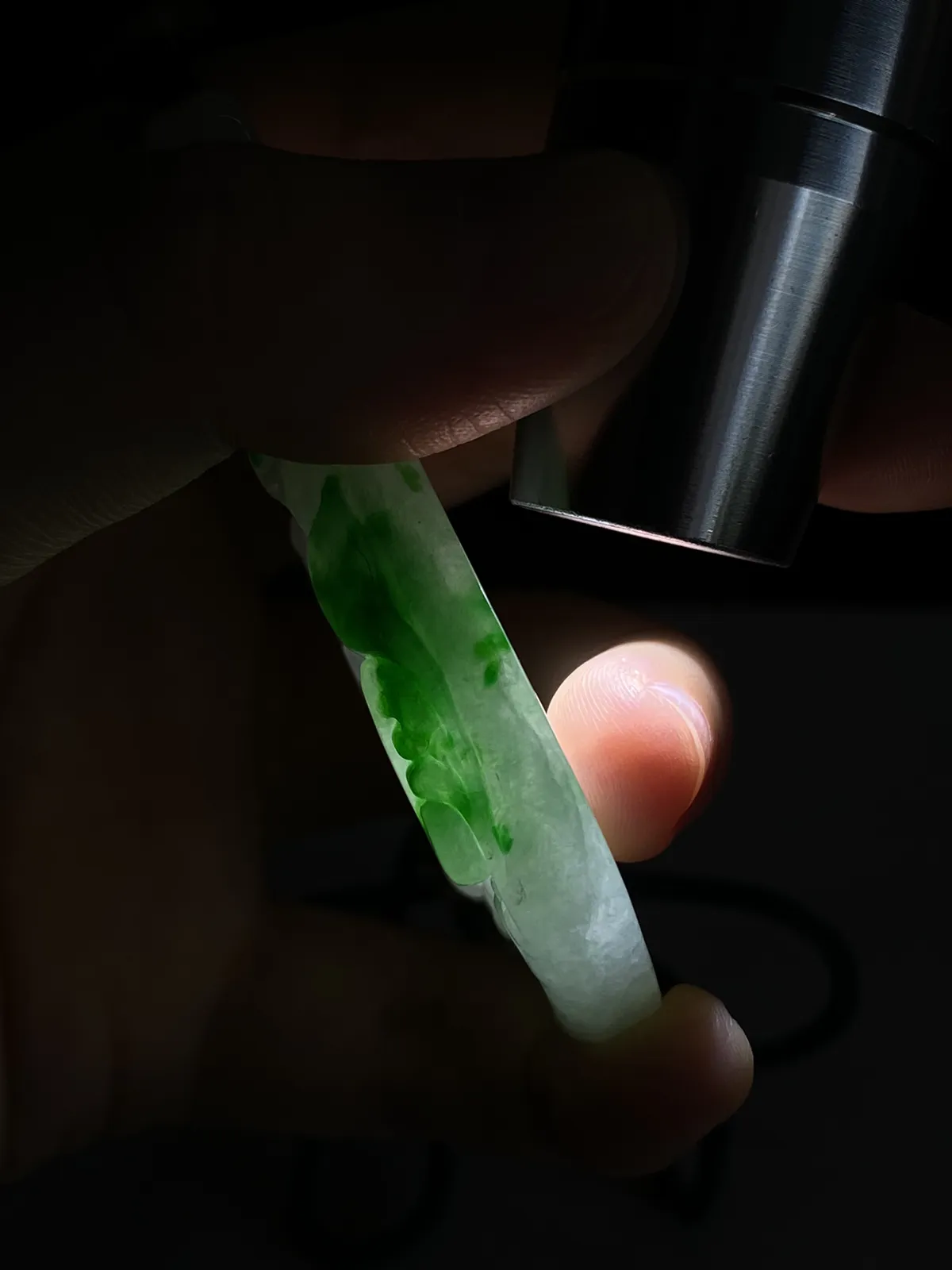 翡翠糯化种飘绿吊坠，配珠未测