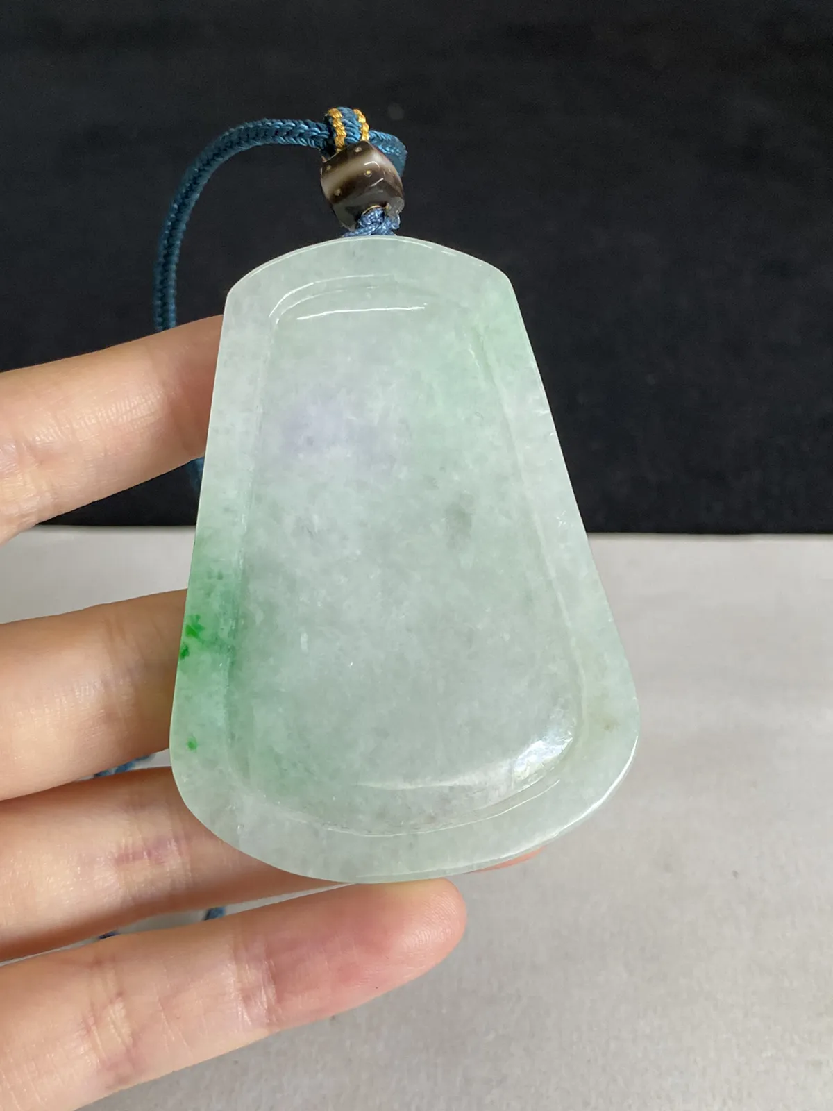 翡翠糯化种飘绿吊坠，配珠未测