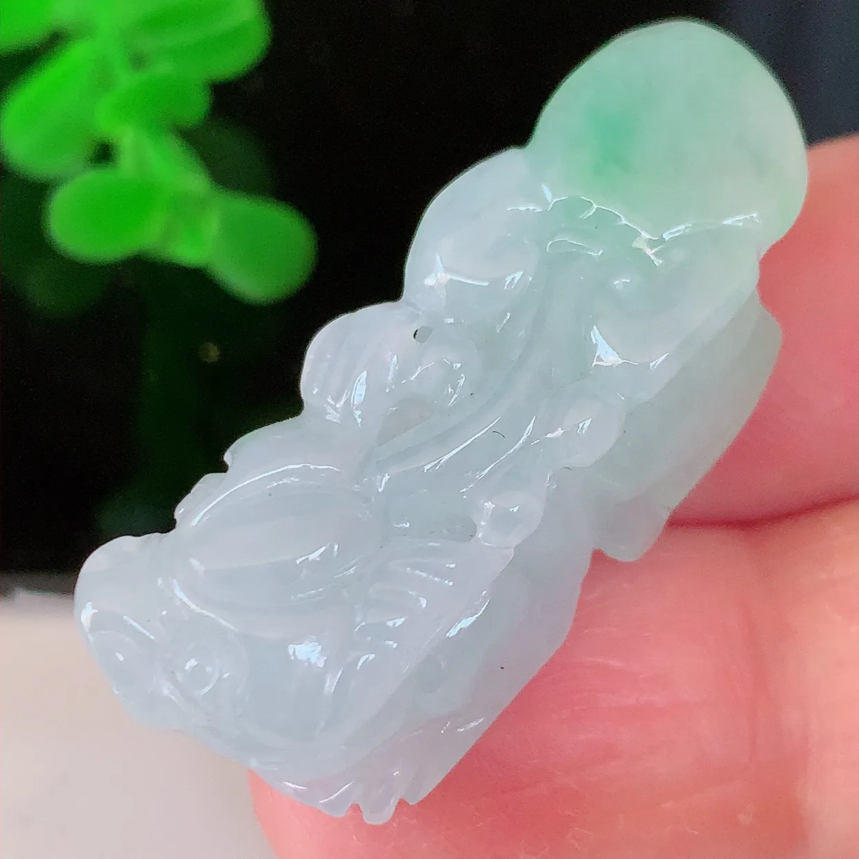 自然光实拍，冰胶飘绿翡翠招财貔貅吊坠，民间有“一摸貔貅运程旺盛，再摸貔貅财运滚滚，三摸貔貅平步青云 