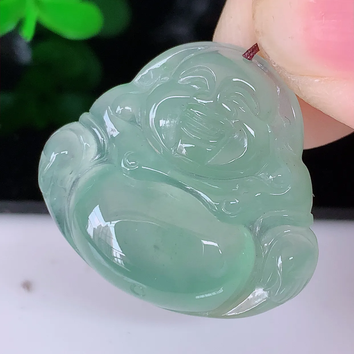 自然光实拍，冰种绿翡翠佛公吊坠，饱满， 佛公亦保平安，寓意有福（佛公）相伴，品相佳，配戴优雅迷人！#46.26