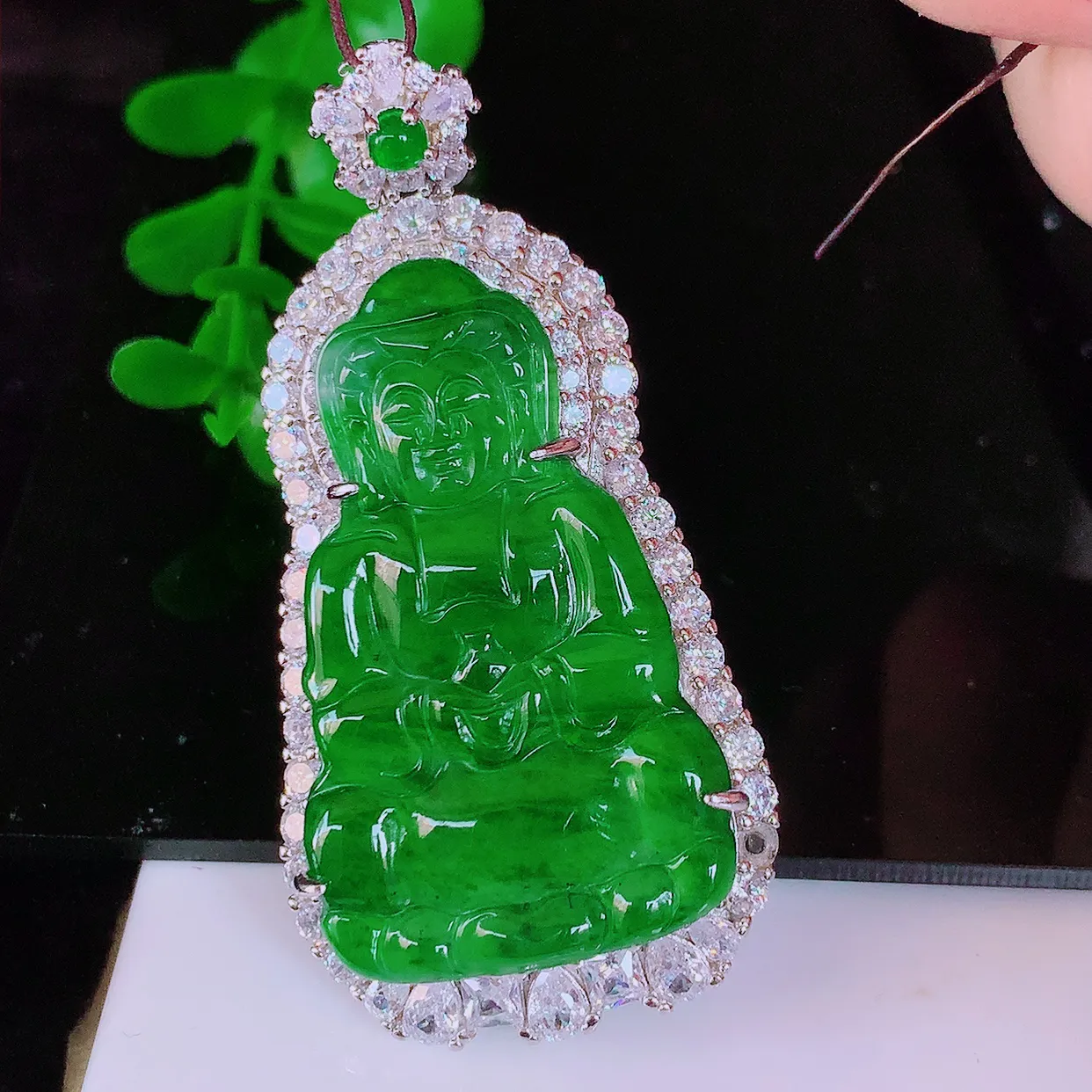 冰透满绿翡翠观音菩萨925银镶嵌吊坠，自然光实拍，翠色灵动，颜色漂亮，种老水足，品相佳，佩戴佳品！#98.31整体52.5*26.8*9裸石37*21.