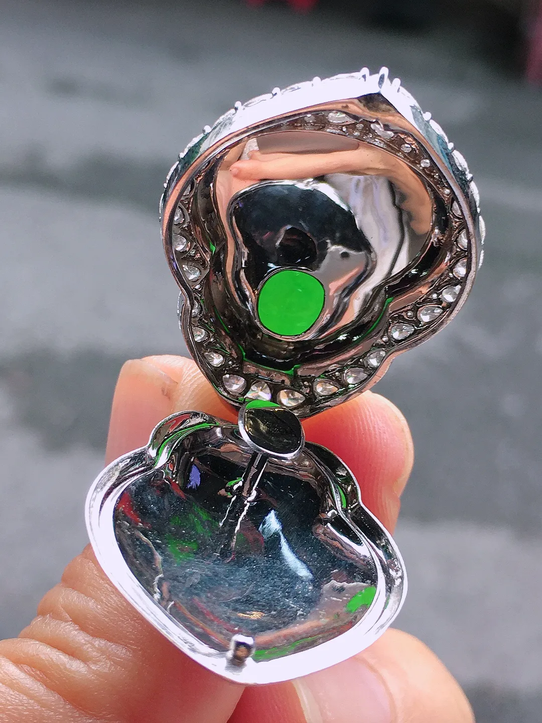 阳绿葫芦吊坠，色泽均匀艳丽，玉质细腻，荧光感超
强，饱满圆润，简单大气，18k
金豪华镶嵌