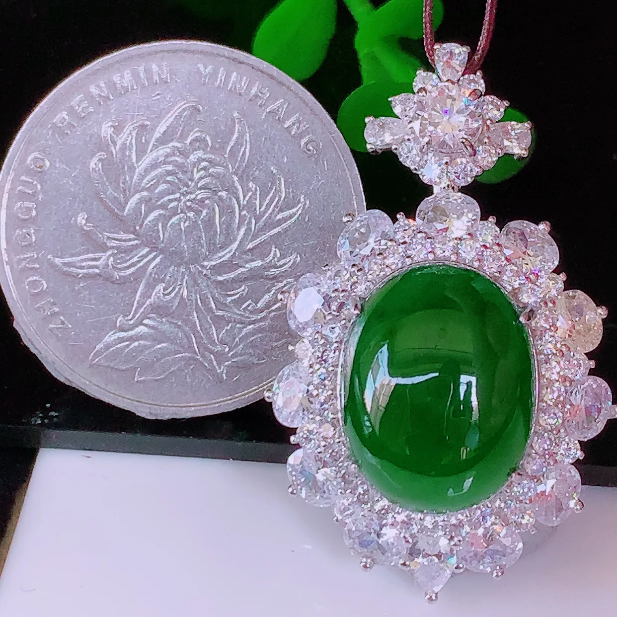 大颗冰透满绿翡翠蛋面925银镶嵌吊坠，自然光实拍，翠色灵动，颜色漂亮，种水足，品相佳，佩戴佳品！#98.31整体35//21/11.5裸石15*11.5