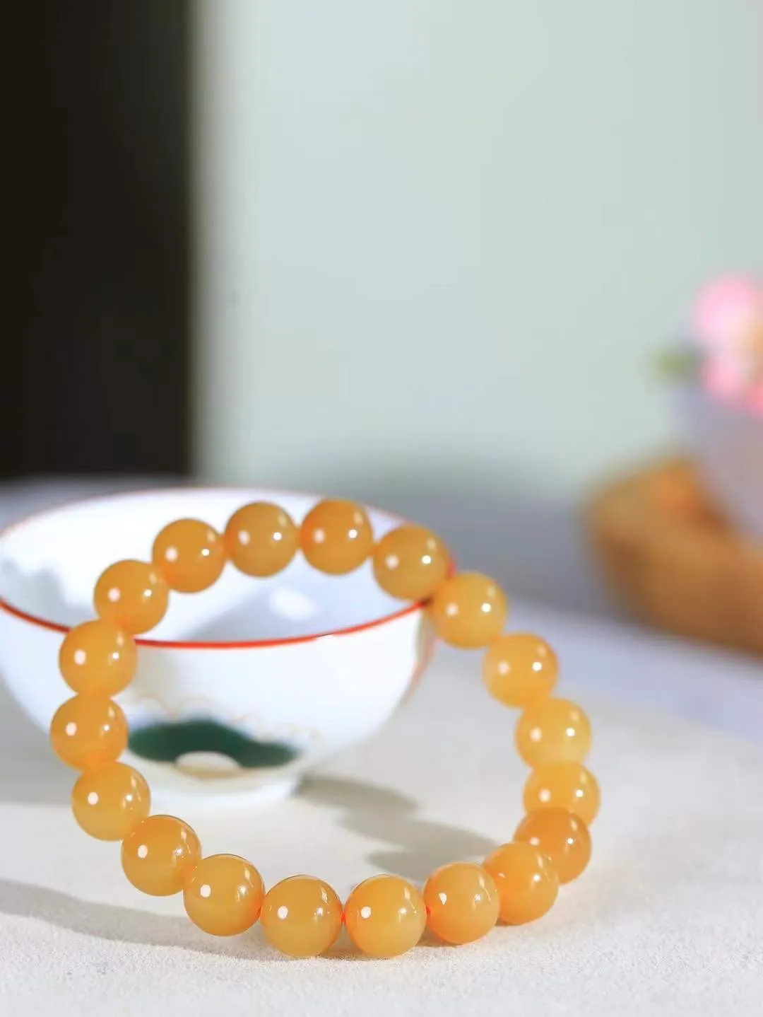 【珠圆玉润.手串】

精品和田玉糖白玉珠圆玉润手串 玉质温润细腻  整串打磨圆润，佩戴舒适。珠珠落玉盘，间关莺语花底滑，一生美好时光，无论身在何处，都有它相伴相守。事事顺遂，幸福美满，吉祥如意。重27.8克 尺寸取一9.8mm  FDA-11803133