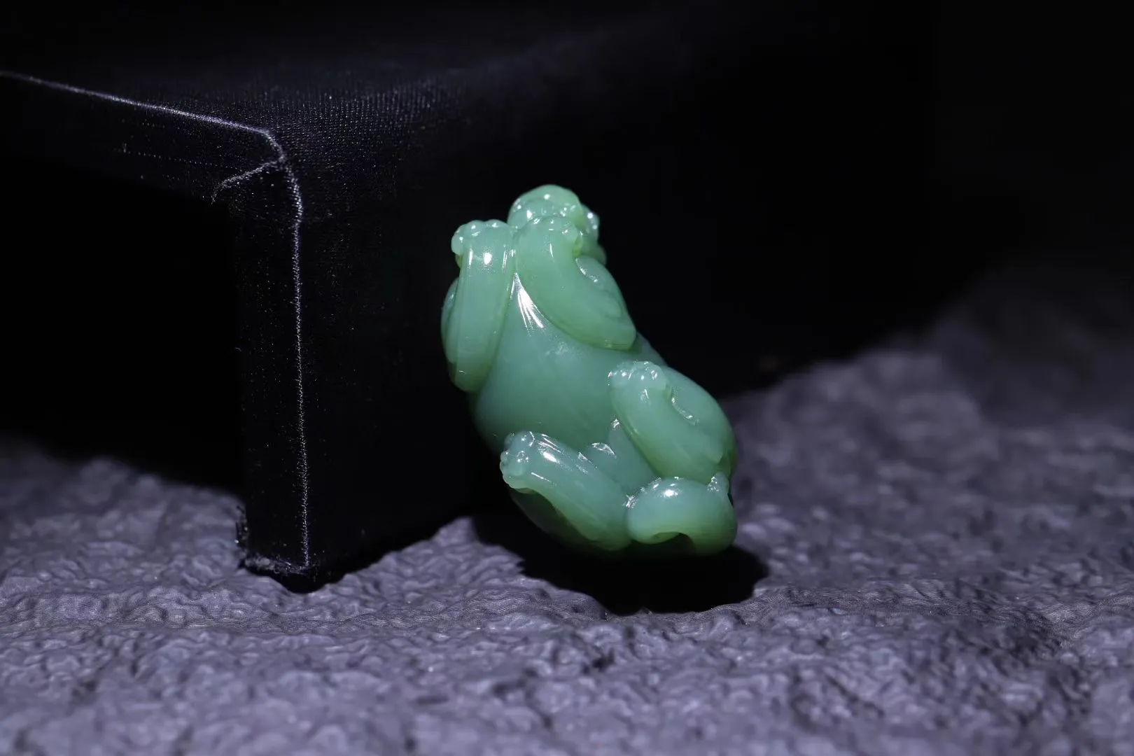 貔貅在手，发财顺手！家有貔貅，万事无忧！
碧玉的灵魂在油润度！摸起来滑溜溜的，贴皮肤凉丝丝的；
