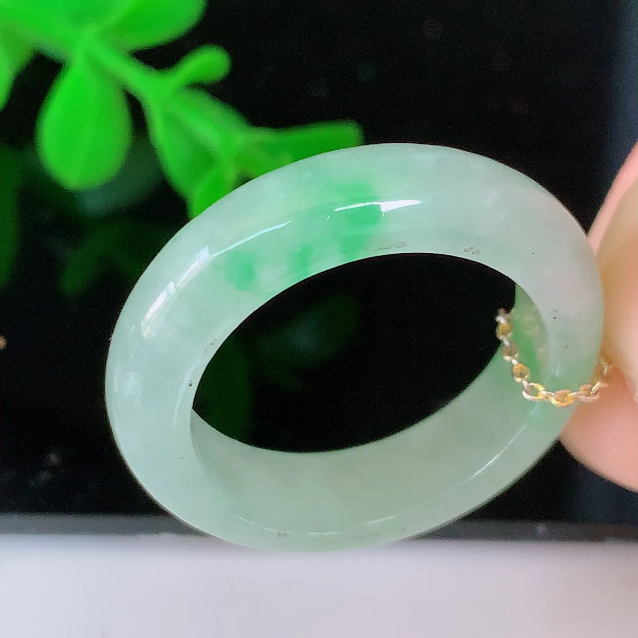 自然光实拍，19.2mm内径冰飘绿翡翠指环，玉戒指，玉质莹润，好精美好冰润的指环，20圈口，上手纤巧！#57.31尺寸19.2-5.5*3.8
