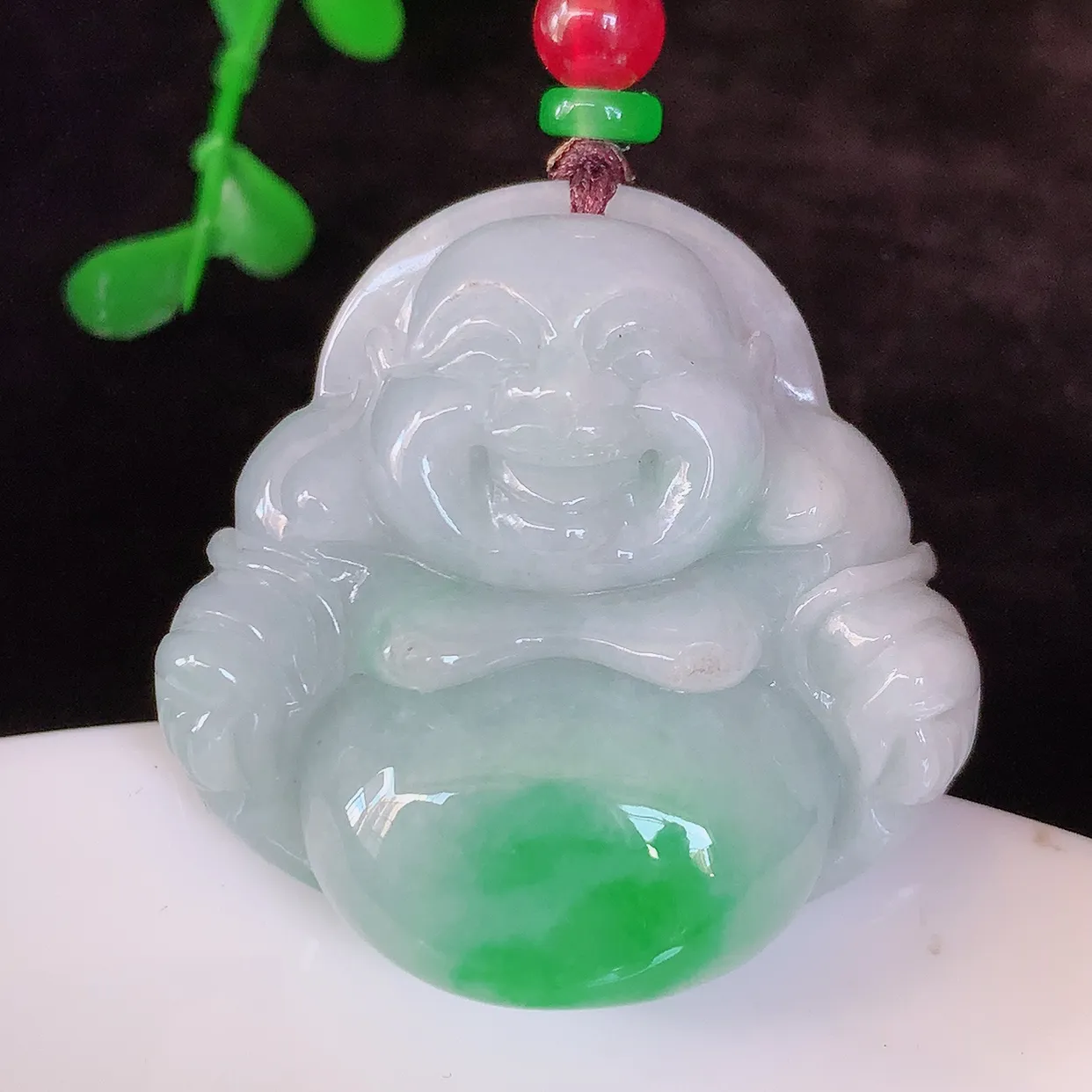 自然光实拍，大件厚装飘阳绿翡翠佛公吊坠，翡翠笑佛，饱满，开脸喜庆，配戴优雅迷人！#46.31