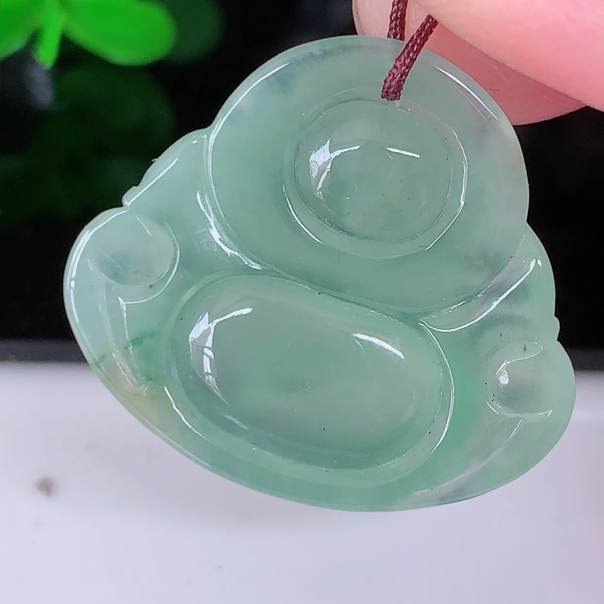 自然光实拍，冰种绿翡翠佛公吊坠，饱满， 佛公亦保平安，寓意有福（佛公）相伴，品相佳，配戴优雅迷人！#46.26
