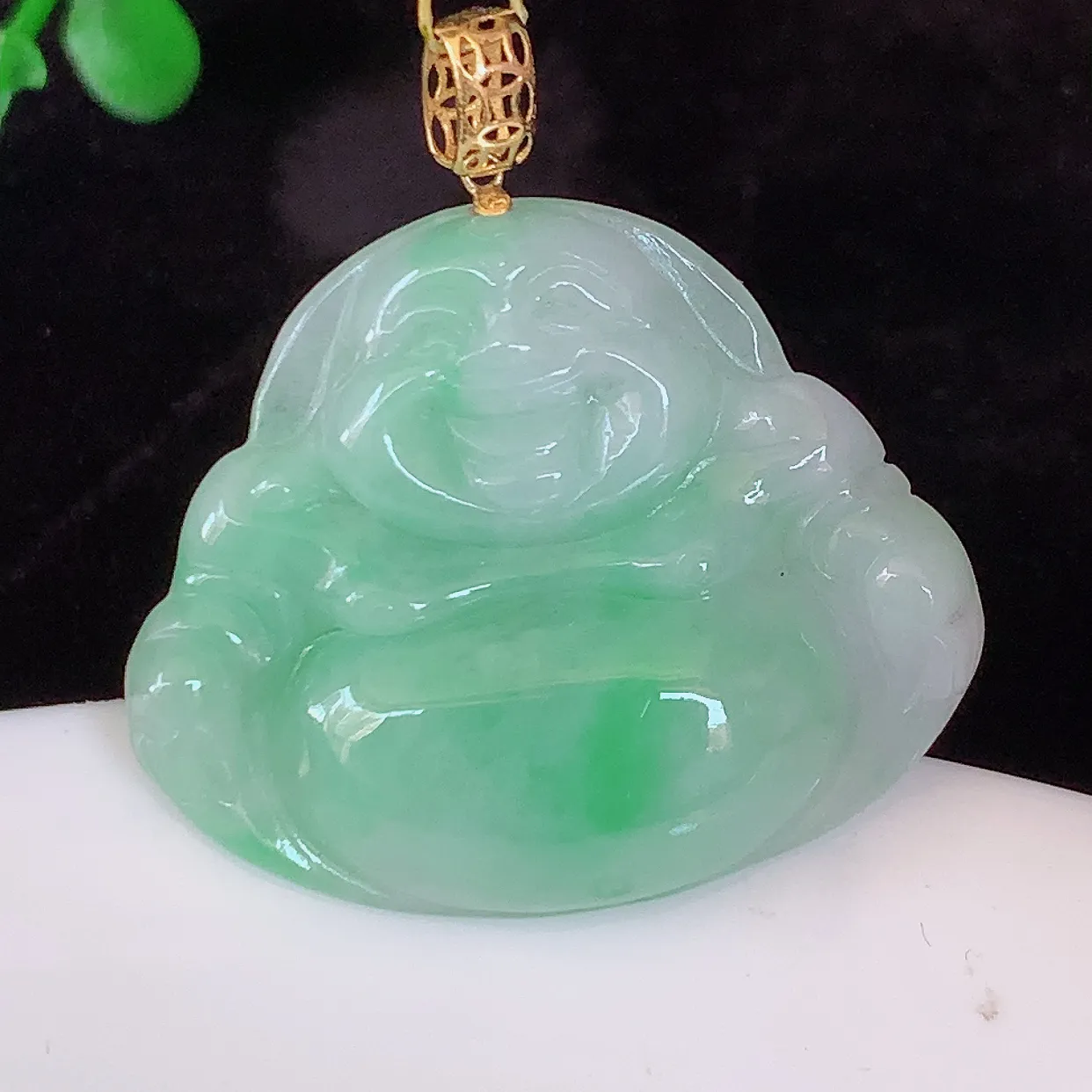 18k金镶嵌水润飘绿翡翠佛公吊坠，沁人心脾，精致典雅的设计，为佩戴者，增添色彩，送礼自留都是佳品选择！#35.31
