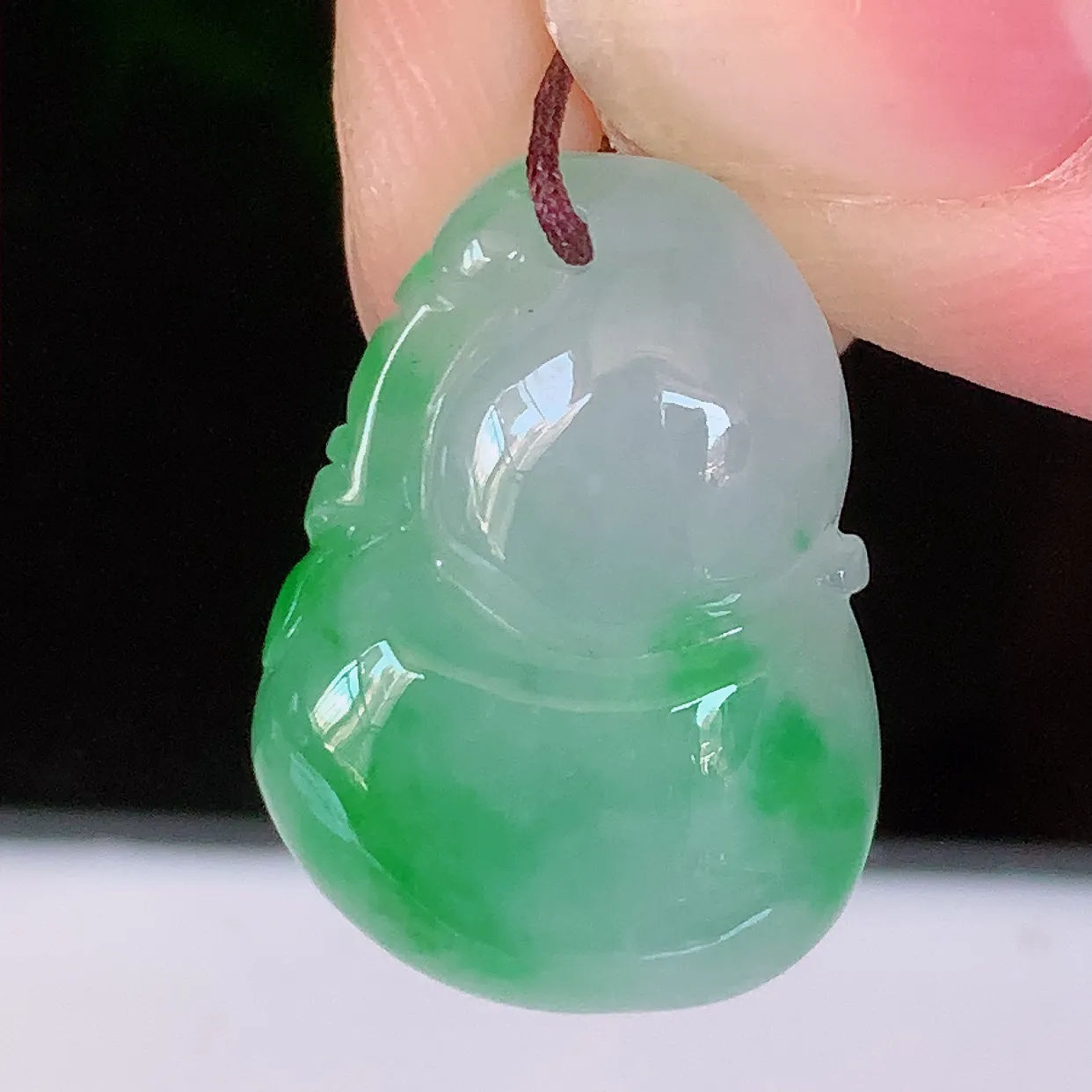 自然光实拍，冰润飘阳绿翡翠葫芦吊坠，葫芦寓意福禄双全，财源滚滚，饱满，清新脱俗，佩戴效果优雅迷人！#57.31