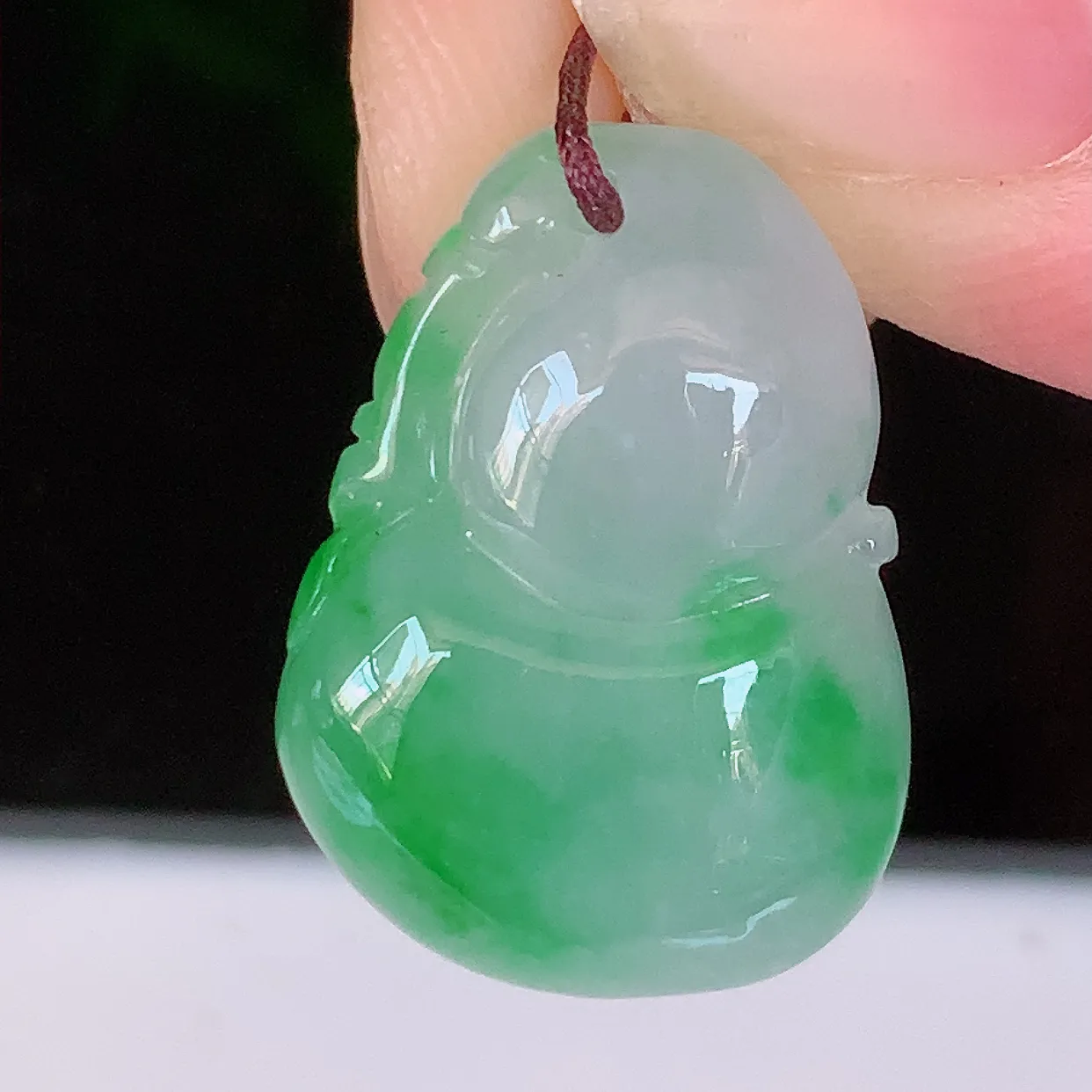 自然光实拍，冰润飘阳绿翡翠葫芦吊坠，葫芦寓意福禄双全，财源滚滚，饱满，清新脱俗，佩戴效果优雅迷人！#57.31