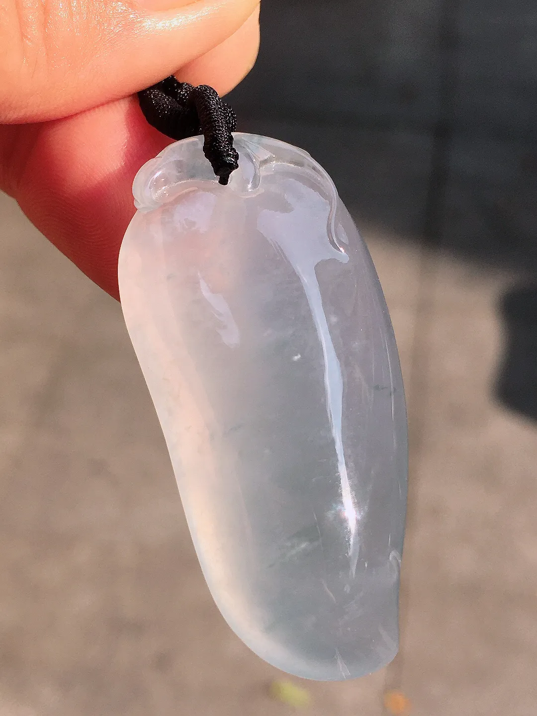 冰种福瓜吊坠，玉质细腻，荧光感超
强，饱满圆润，简单大气，