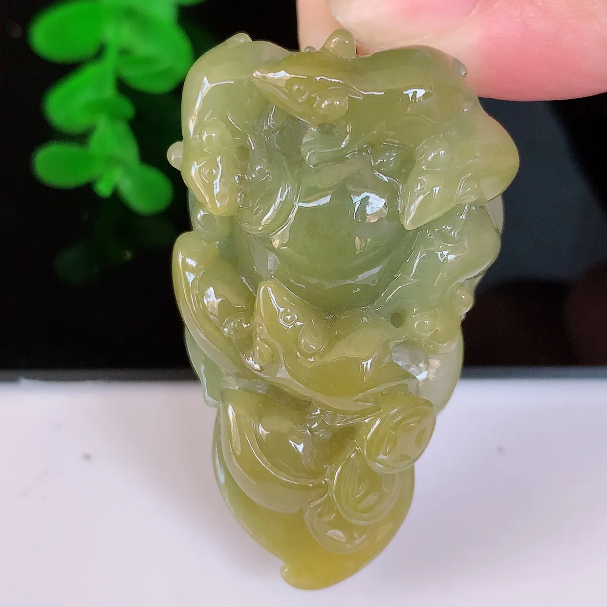 自然光实拍，冰润黄加翡翠生意子鼠运财吊坠，种老水足，雕工精湛 ，寓意美好，佩戴时尚出众！#81.31