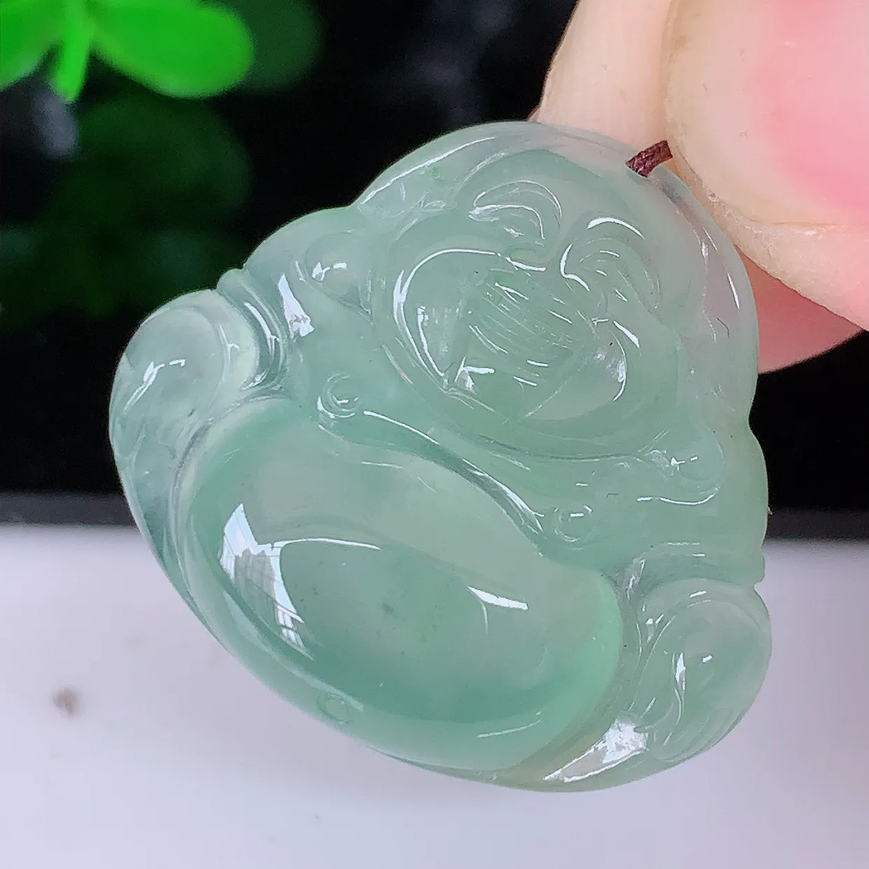 自然光实拍，冰种绿翡翠佛公吊坠，饱满， 佛公亦保平安，寓意有福（佛公）相伴，品相佳，配戴优雅迷人！#46.26