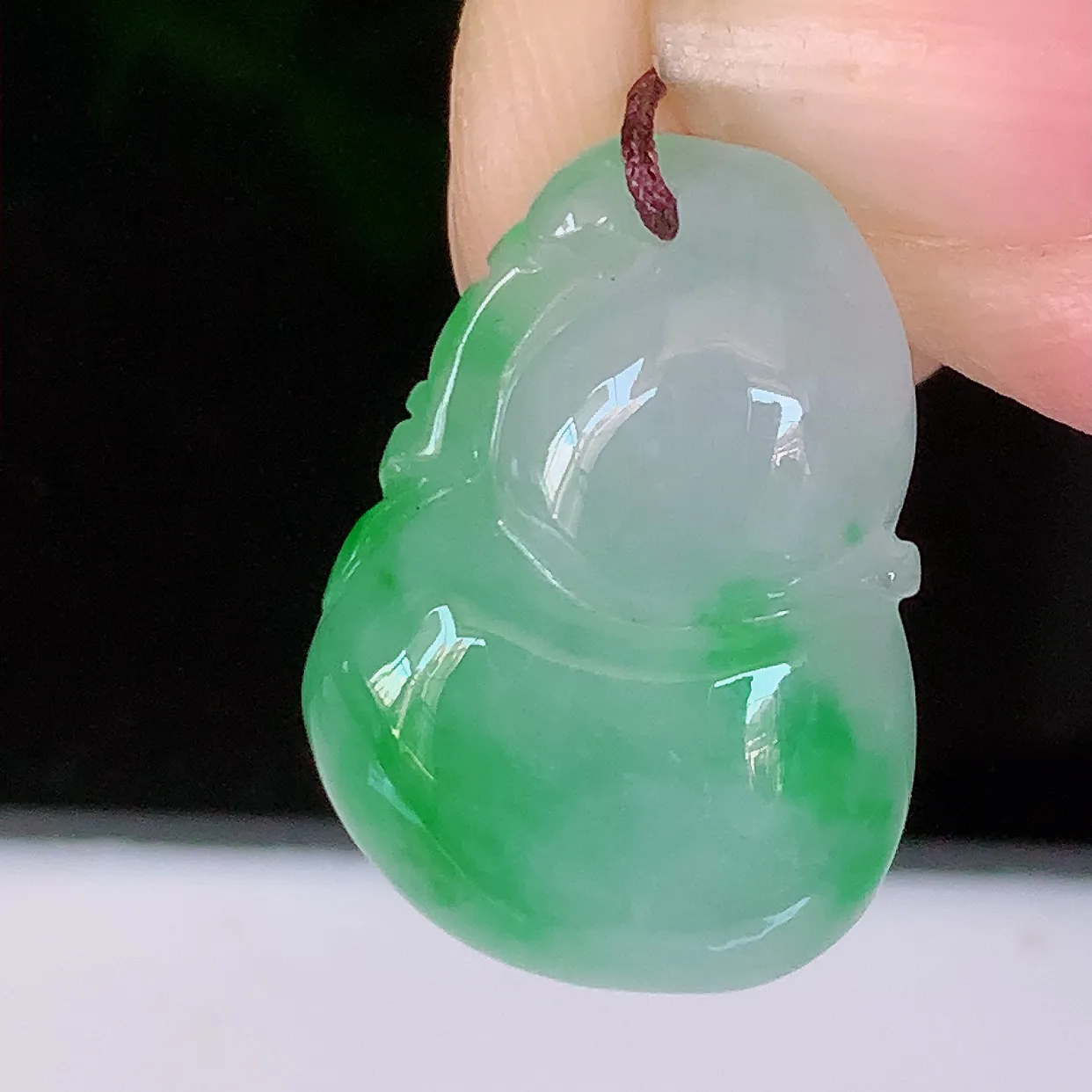 自然光实拍，冰润飘阳绿翡翠葫芦吊坠，葫芦寓意福禄双全，财源滚滚，饱满，清新脱俗，佩戴效果优雅迷人！#57.31