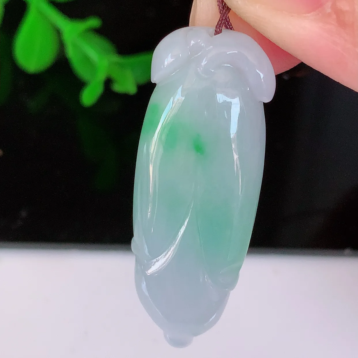 自然光实拍，水润飘绿翡翠玉兰花吊坠，种老水足，雕工精湛 ，寓意美好，佩戴时尚出众！#57.31