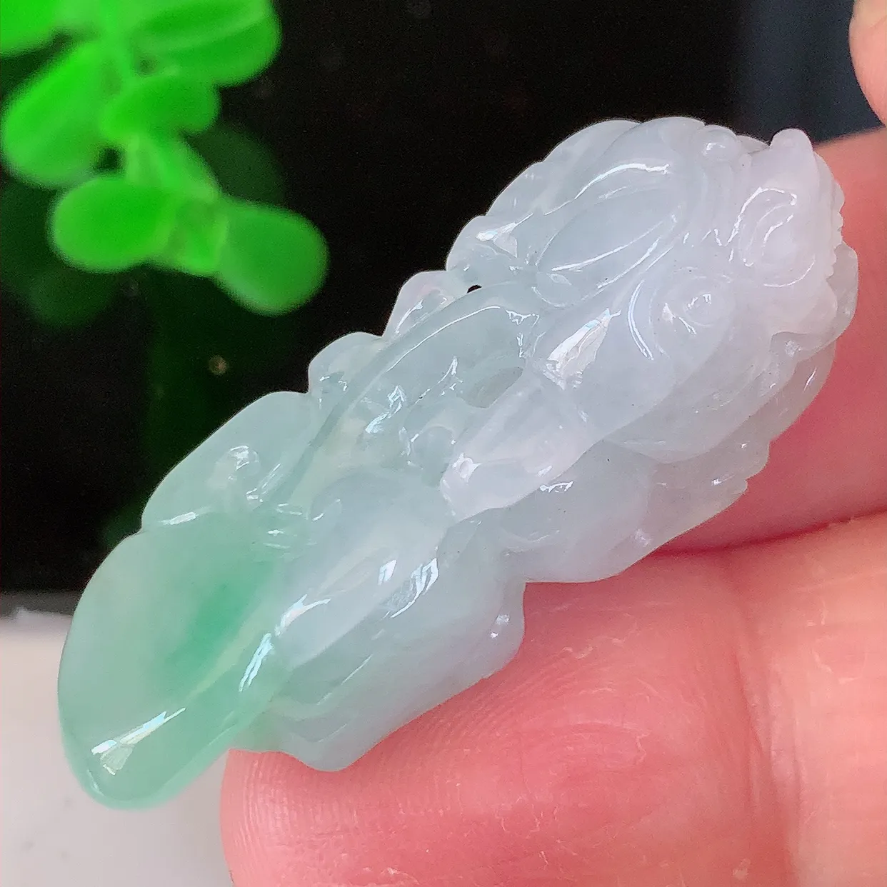 自然光实拍，冰胶飘绿翡翠招财貔貅吊坠，民间有“一摸貔貅运程旺盛，再摸貔貅财运滚滚，三摸貔貅平步青云 ”的美好祝愿。#81.31