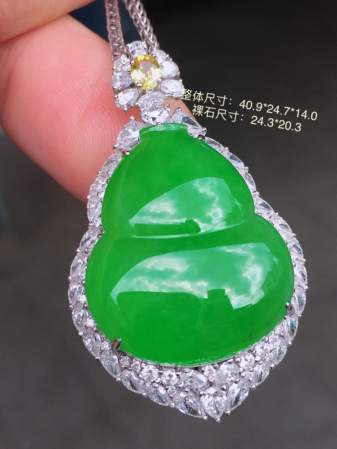 阳绿葫芦吊坠，色泽均匀艳丽，玉质细腻，荧光感超
强，饱满圆润，简单大气，18k
金豪华镶嵌