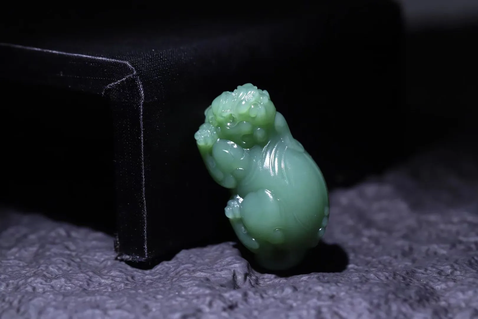 貔貅在手，发财顺手！家有貔貅，万事无忧！
碧玉的灵魂在油润度！摸起来滑溜溜的，贴皮肤凉丝丝的；貔貅又称天禄，最大的特点就是只进不出，我想没有人不爱这美好的寓意吧，颜色浓郁又显肤白，是不错的百搭单品哦！46-25-24mm，42.7g