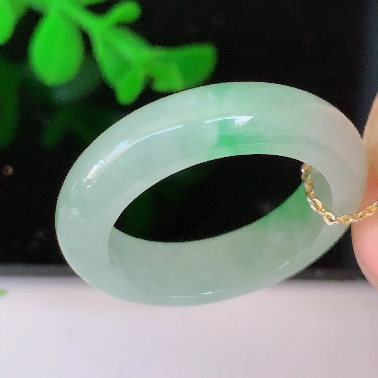 自然光实拍，19.2mm内径冰飘绿翡翠指环，玉戒指，玉质莹润，好精美好冰润的指环，20圈口，上手纤巧