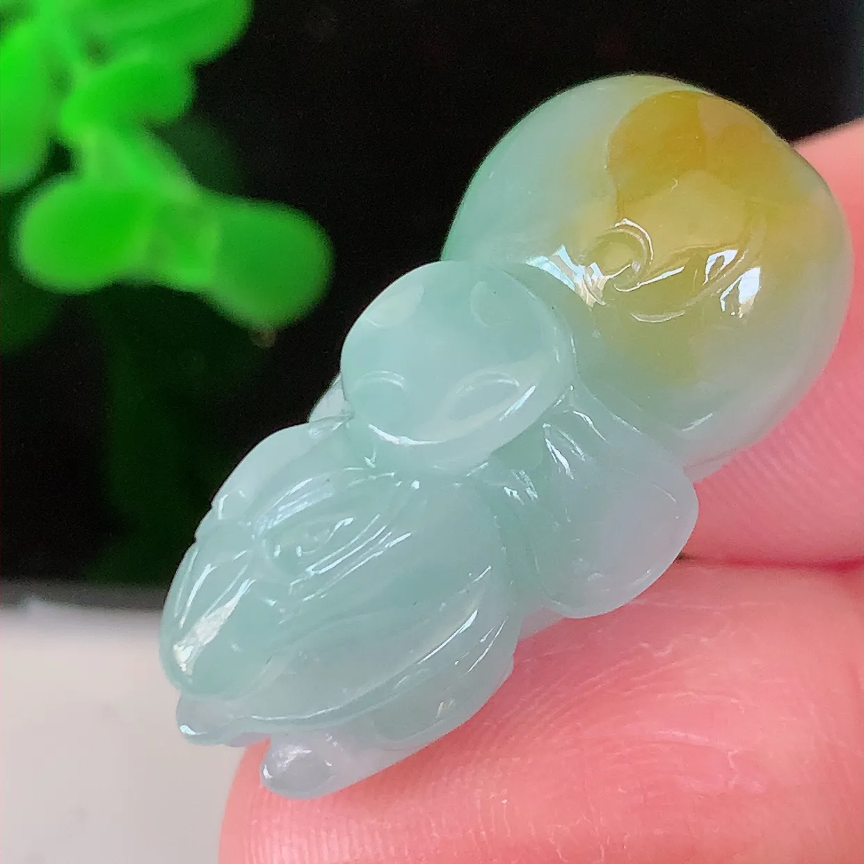 自然光实拍，冰润黄翡双彩翡翠生肖马上有钱吊坠，种老水足，雕工精湛 ，寓意美好，佩戴时尚出众！#81.31