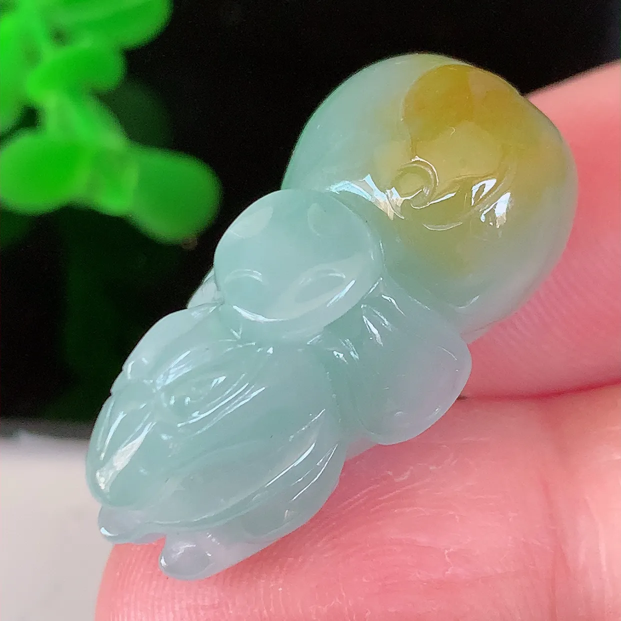 自然光实拍，冰润黄翡双彩翡翠生肖马上有钱吊坠，种老水足，雕工精湛 ，寓意美好，佩戴时尚出众！#81.