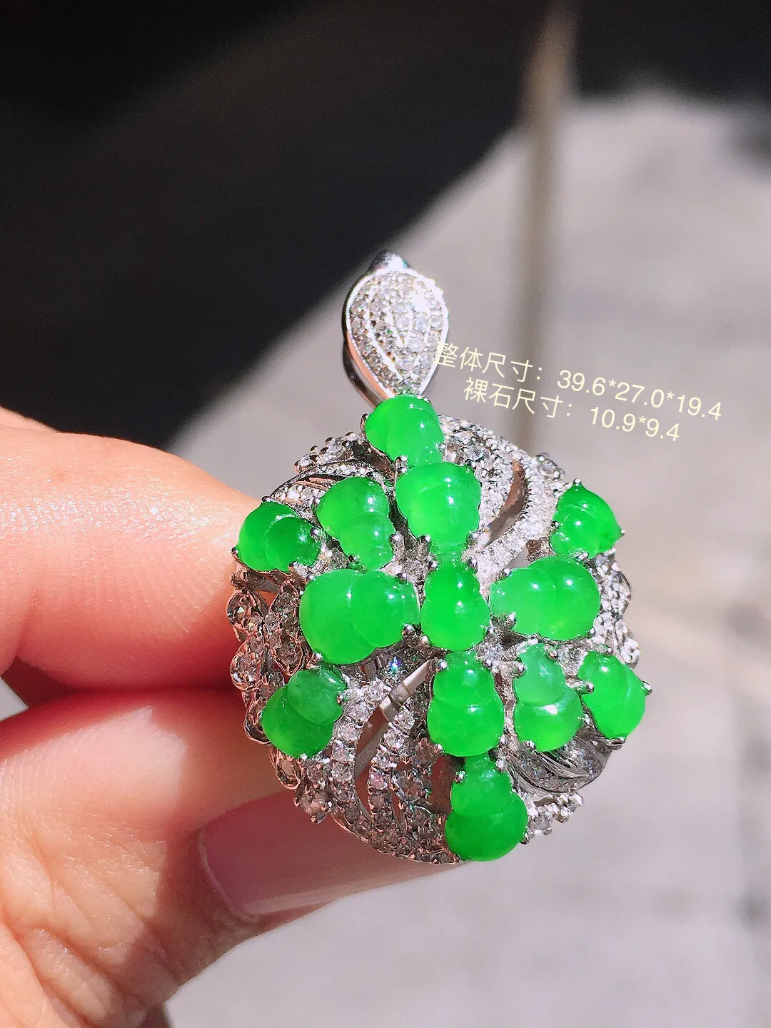 阳绿葫芦拼花戒指/吊坠两用款，色泽均匀艳丽，玉质细腻，荧光感超
强，饱满圆润，简单大气，18k
金豪华镶嵌