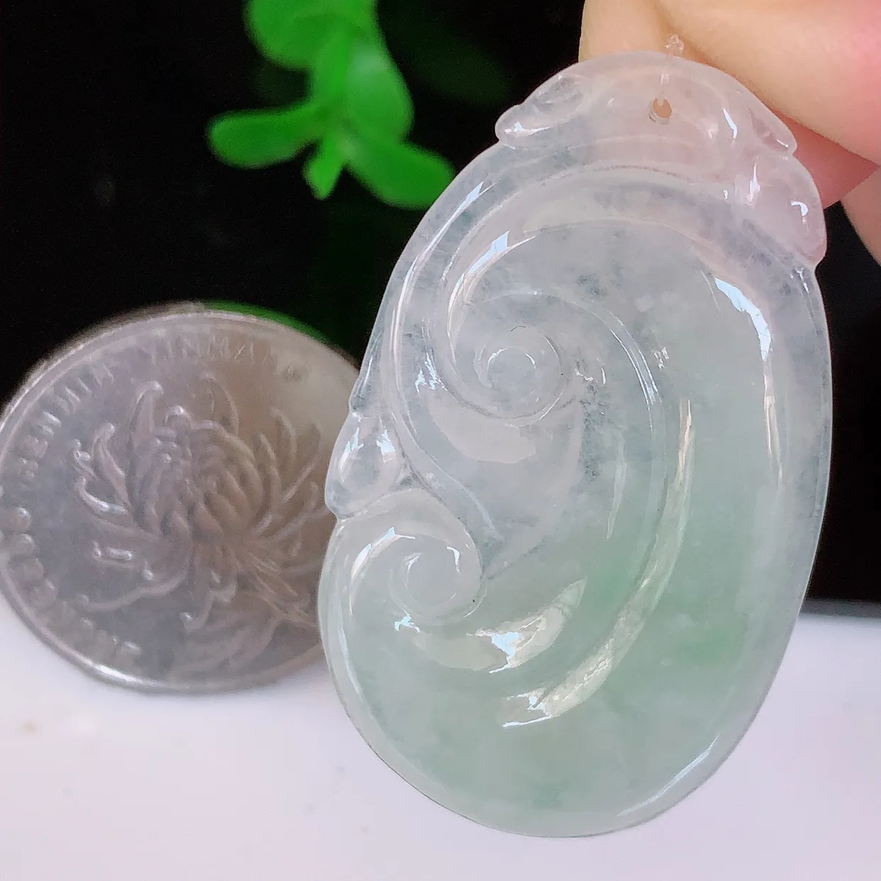 自然光实拍，冰种飘绿翡翠如意吊坠，翡翠如意，上身效果非常美，饱满大气，工艺美，万事如意，如意一生 #49.31