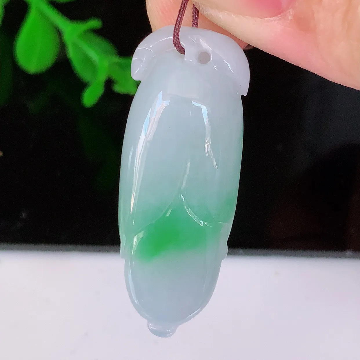 自然光实拍，水润飘绿翡翠玉兰花吊坠，种老水足，雕工精湛 ，寓意美好，佩戴时尚出众！#57.31