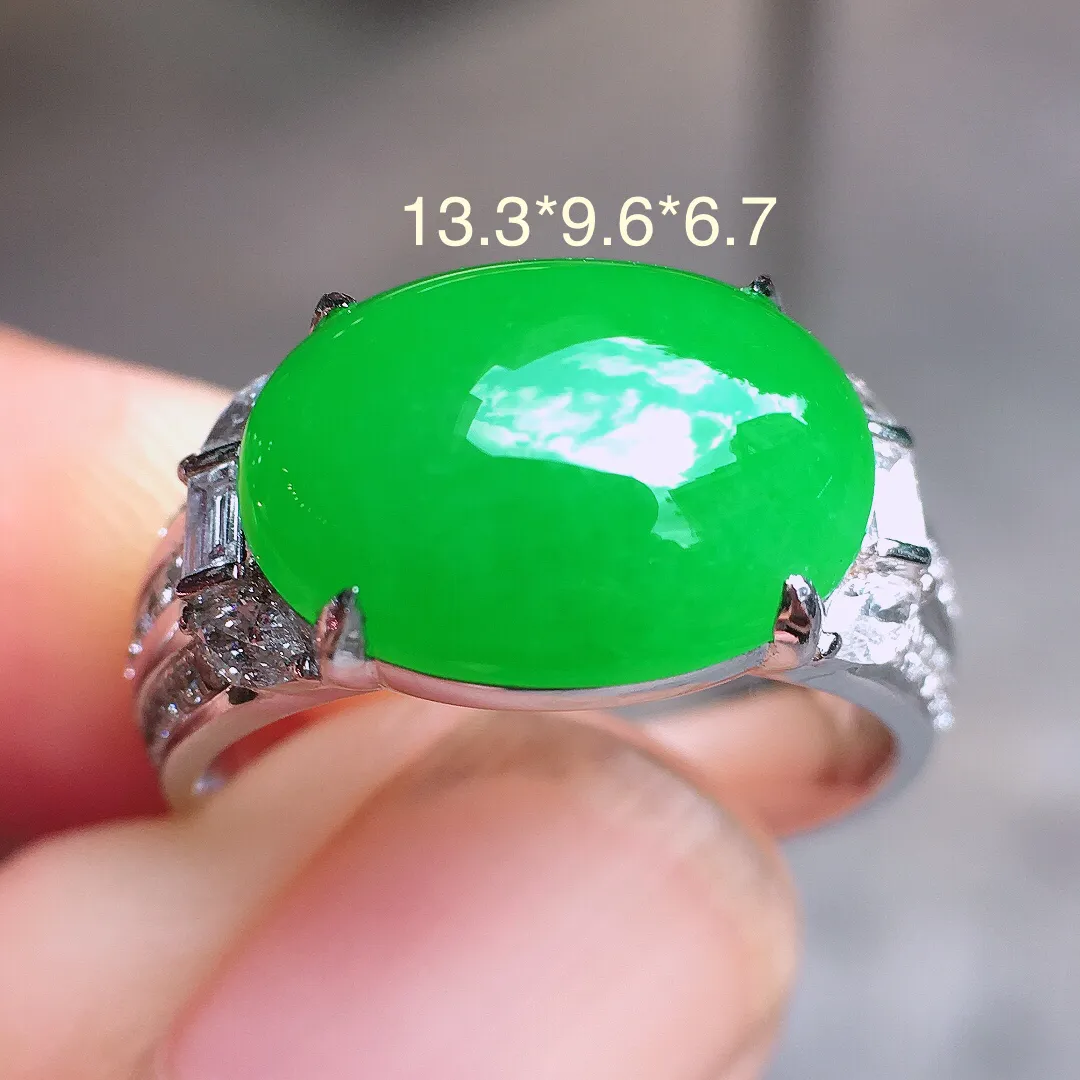 阳绿马鞍戒指，色泽均匀艳丽，玉质细腻，荧光感超
强，饱满圆润，简单大气，18k
金豪华镶嵌
