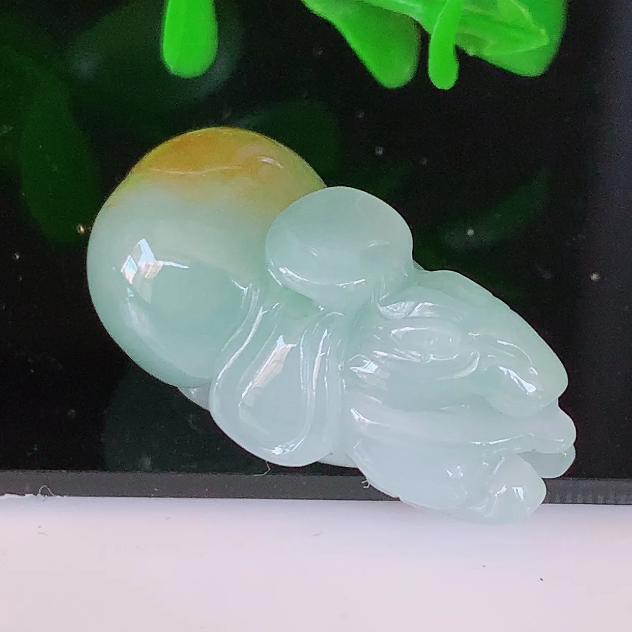 自然光实拍，水润黄翡双彩翡翠生肖马上有钱吊坠，种老水足，雕工精湛 ，寓意美好，佩戴时尚出众！#81.31
