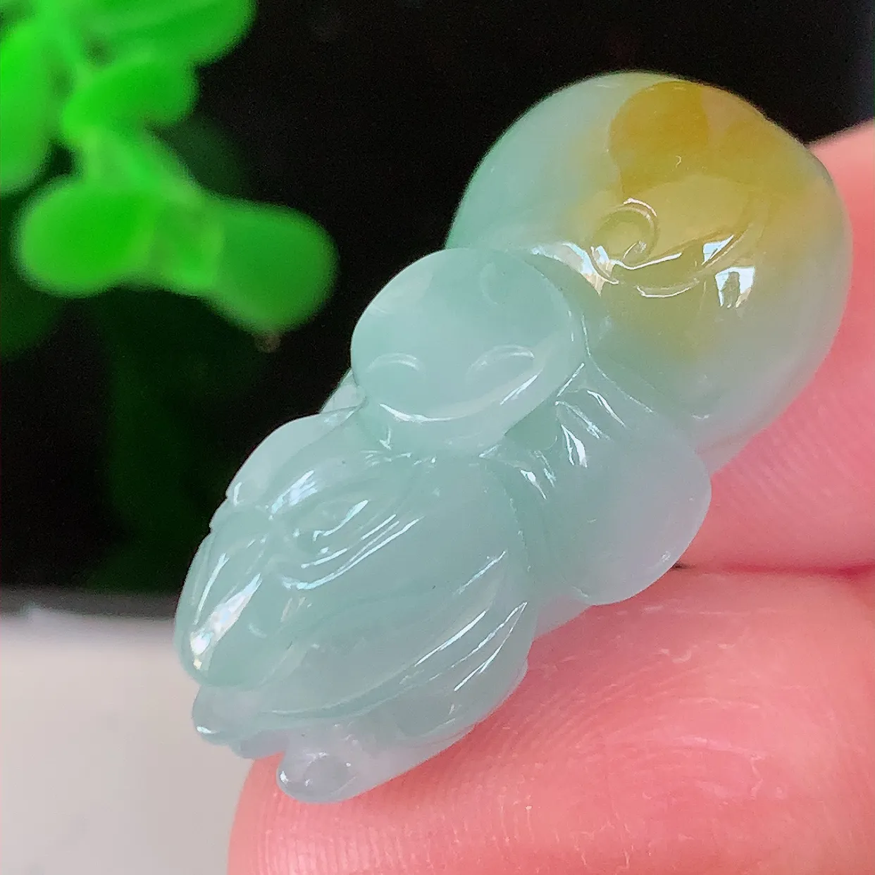 自然光实拍，冰润黄翡双彩翡翠生肖马上有钱吊坠，种老水足，雕工精湛 ，寓意美好，佩戴时尚出众！#81.31