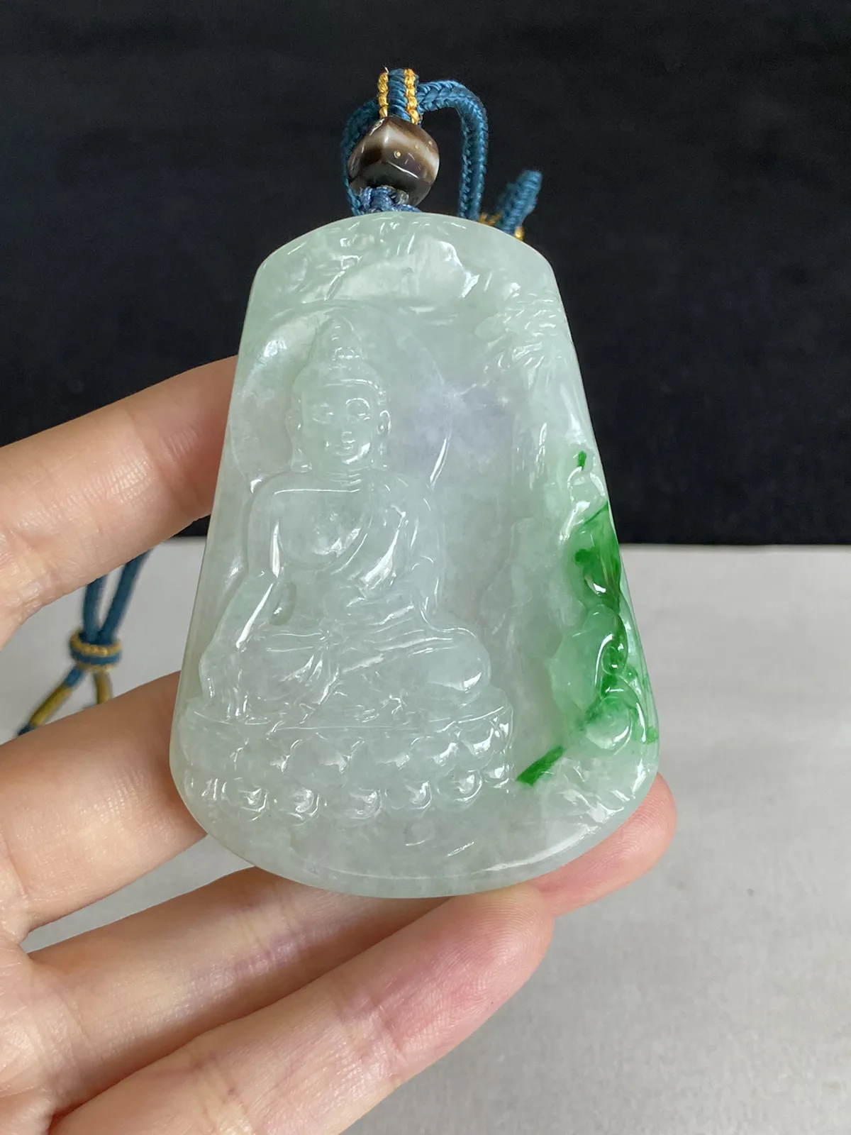 翡翠糯化种飘绿吊坠，配珠未测