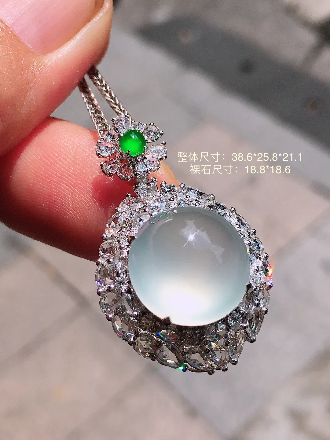 玻璃种蛋面吊坠，玉质细腻，荧光感超
强，饱满圆润，简单大气，18k
金豪华镶嵌