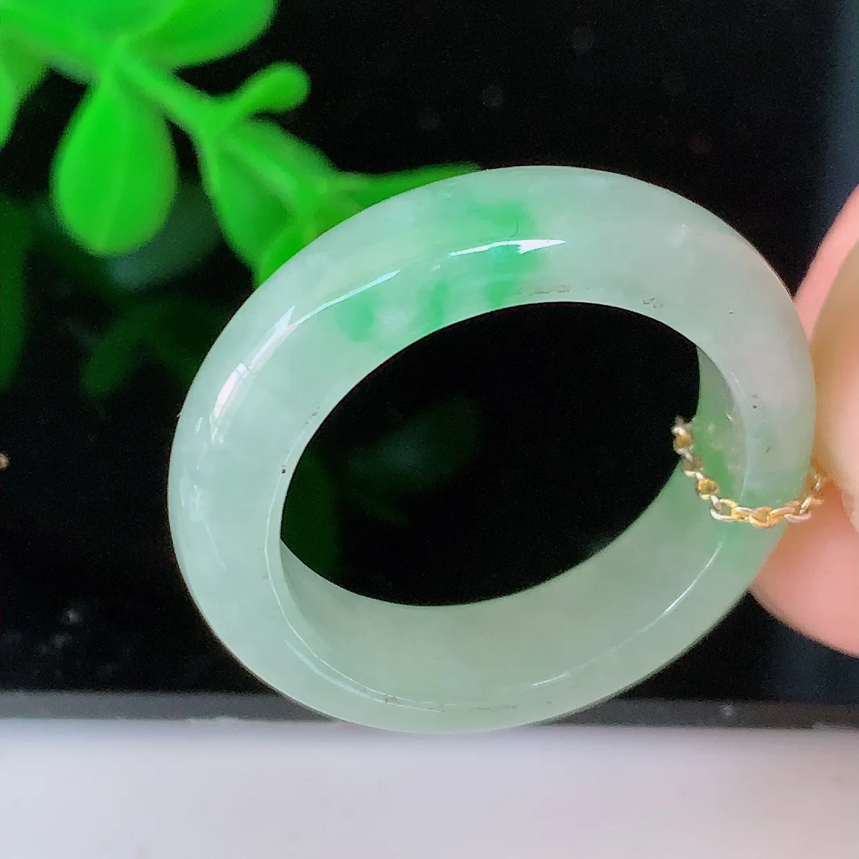 自然光实拍，19.2mm内径冰飘绿翡翠指环，玉戒指，玉质莹润，好精美好冰润的指环，20圈口，上手纤巧！#57.31尺寸19.2-5.5*3.8