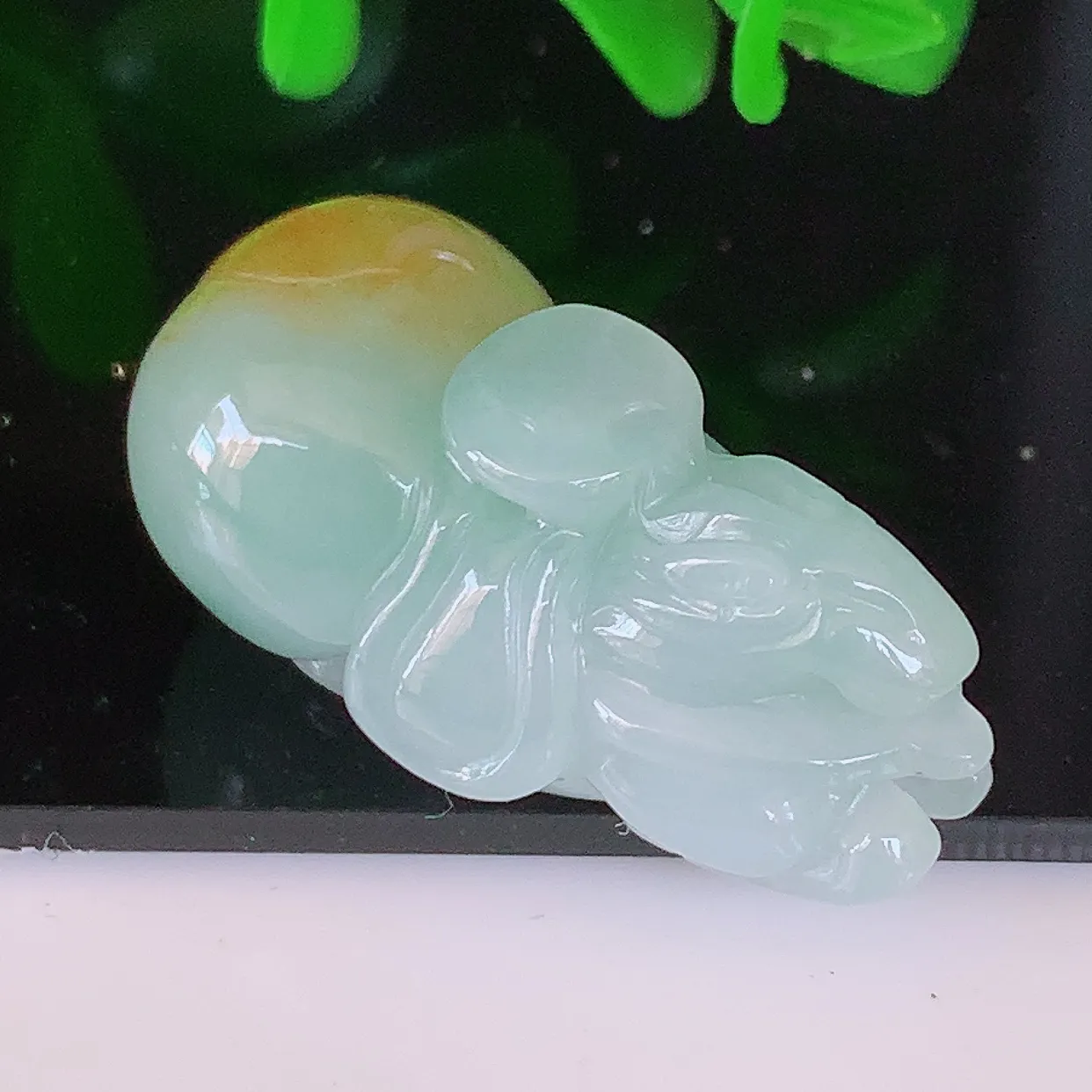 自然光实拍，水润黄翡双彩翡翠生肖马上有钱吊坠，种老水足，雕工精湛 ，寓意美好，佩戴时尚出众！#81.31
