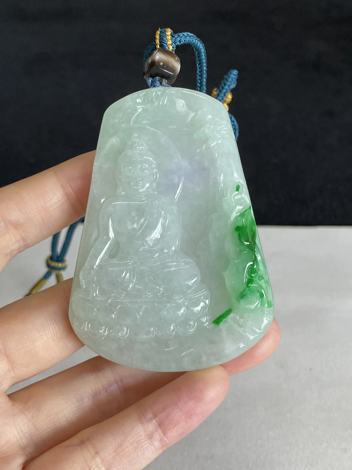 翡翠糯化种飘绿吊坠，配珠未测