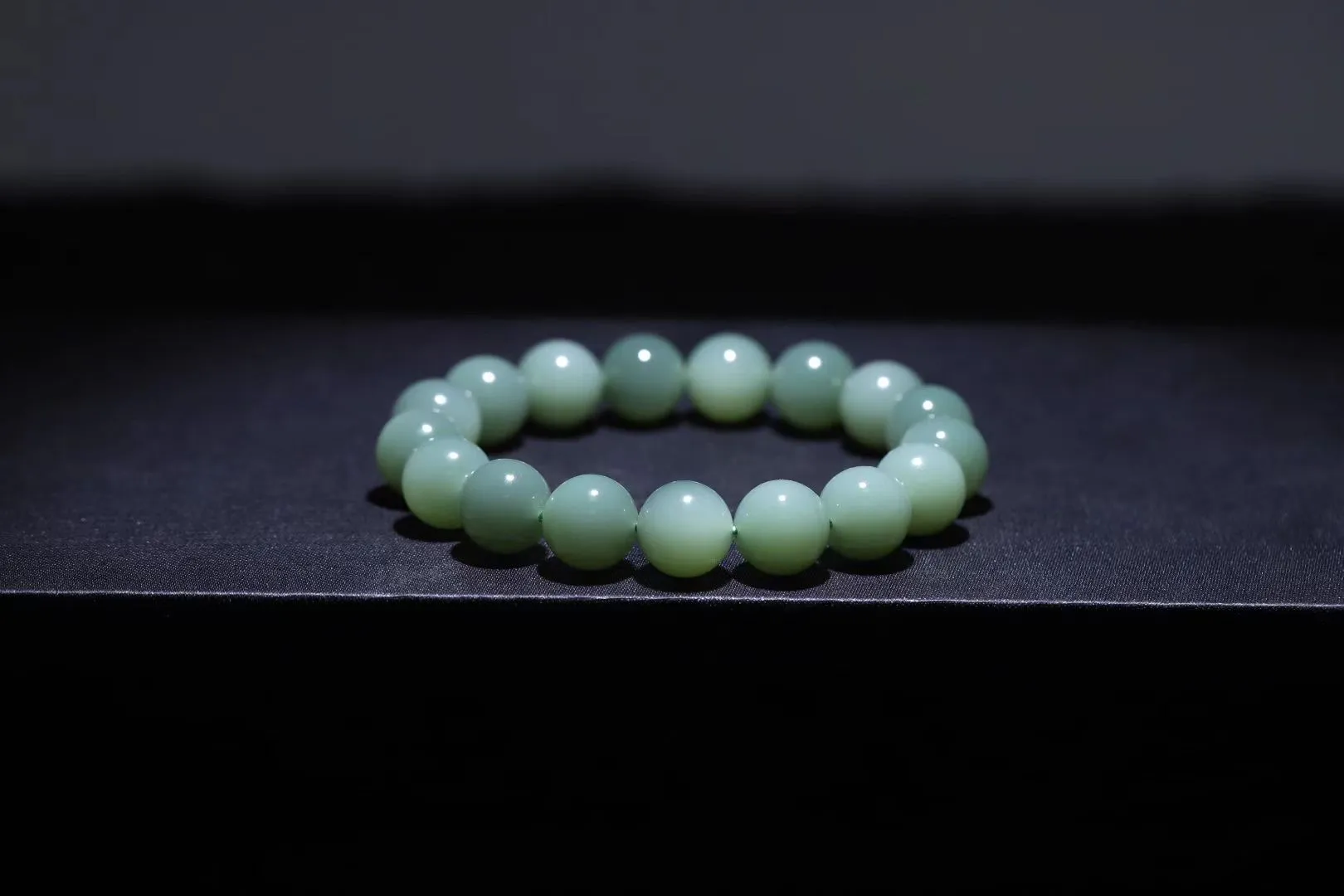 精品美物
【青霭云梦】碧玉粉青，色如初荷饮露，珠色似烟雨漫过江南岸。颗颗正圆蕴月华之形，温润入手若握