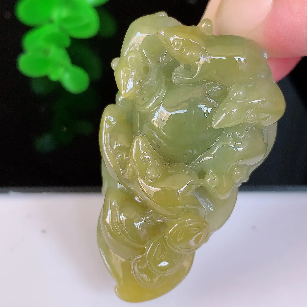 自然光实拍，冰润黄加翡翠生意子鼠运财吊坠，种老水足，雕工精湛 ，寓意美好，佩戴时尚出众！#81.31