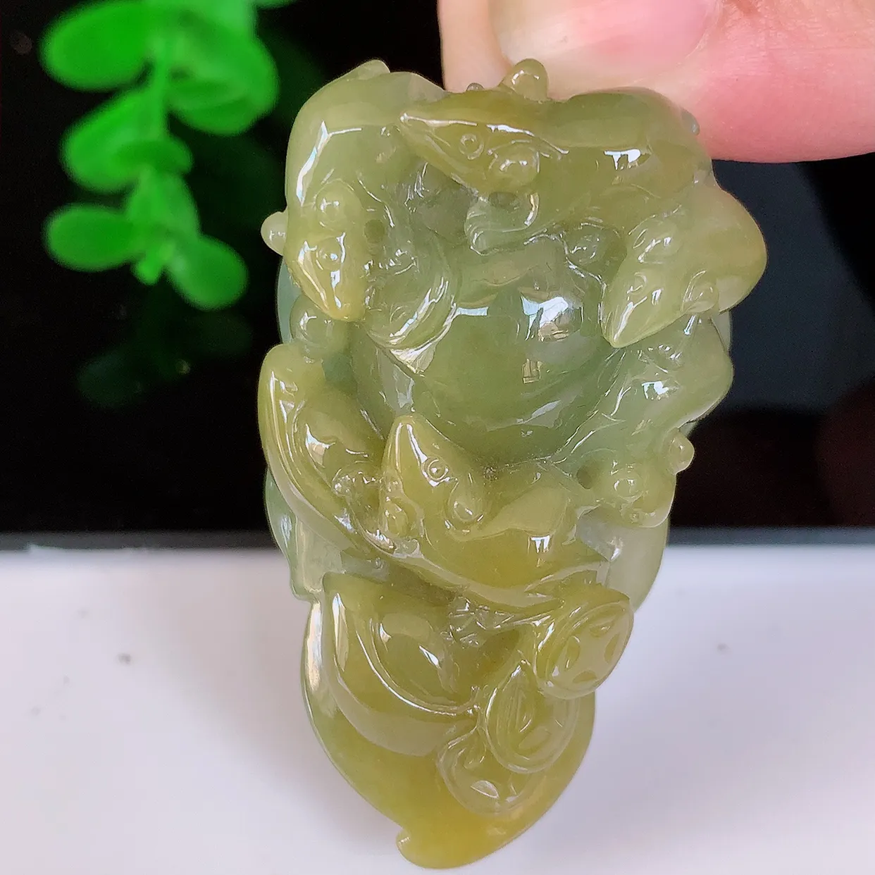 自然光实拍，冰润黄加翡翠生意子鼠运财吊坠，种老水足，雕工精湛 ，寓意美好，佩戴时尚出众！#81.31
