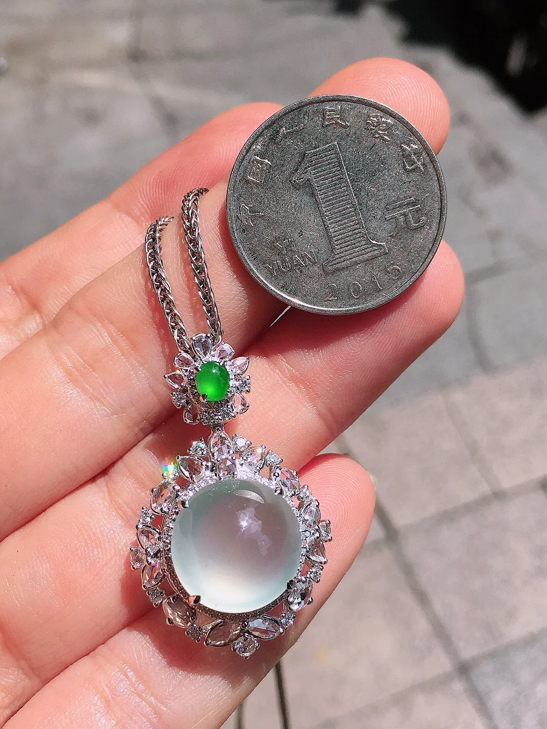 冰种蛋面吊坠，玉质细腻，荧光感超
强，饱满圆润，简单大气，18k
金豪华镶嵌