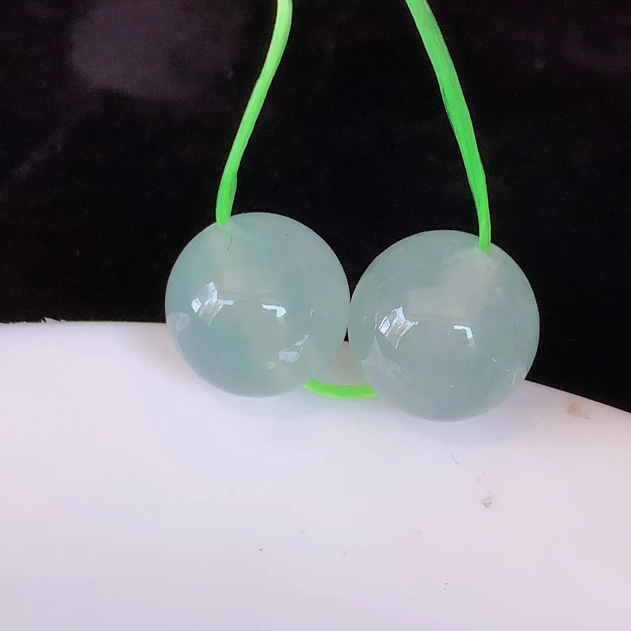 自然光实拍，冰种翡翠一对转运珠吊坠，寓意“时来运转，财源滚滚” 寓意佳，荧光灼灼，转运珠佩戴时尚优雅！#35.31