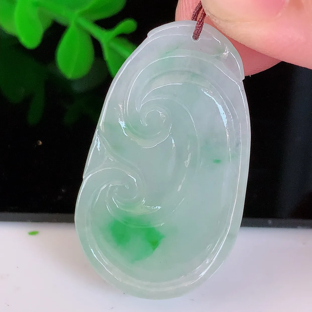 自然光实拍，冰飘绿翡翠万事如意吊坠，种老水足，雕工精湛 ，寓意美好，佩戴时尚出众！#57.31
